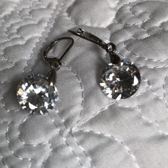 Large diamond shape clear stones dangle earrings - Picture 2 of 2